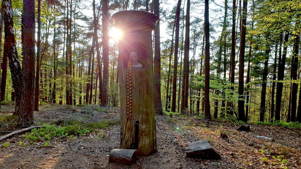 Rapunzel auf dem Dornröschen-Rundwanderweg bei Dörrenbach im Pfälzerwald in der Südpfalz