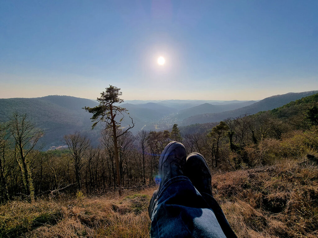 Wasgaublick von der Madenburg bei Eschbach im Pfälzerwald in der Südpfalz auf dem August-Becker-Wanderweg