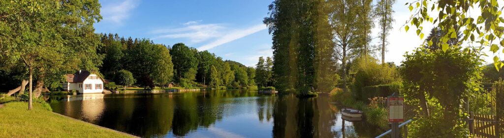 Panorama Badesee Sägmühlweiher in Ludwigswinkel - Premiumwanderwege Rumberg-Steig, Wasgau Seen Tour im Dahner Felsenland, Wasgau, Pfälzerwald in der Südwestpfalz