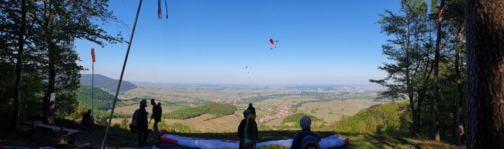 Panorama Pfälzer Gleitschirmflieger, Paragleiter am Föhrlenberg auf dem Slevogtweg über Leinsweiler in der Südpfalz, Pfälzerwald