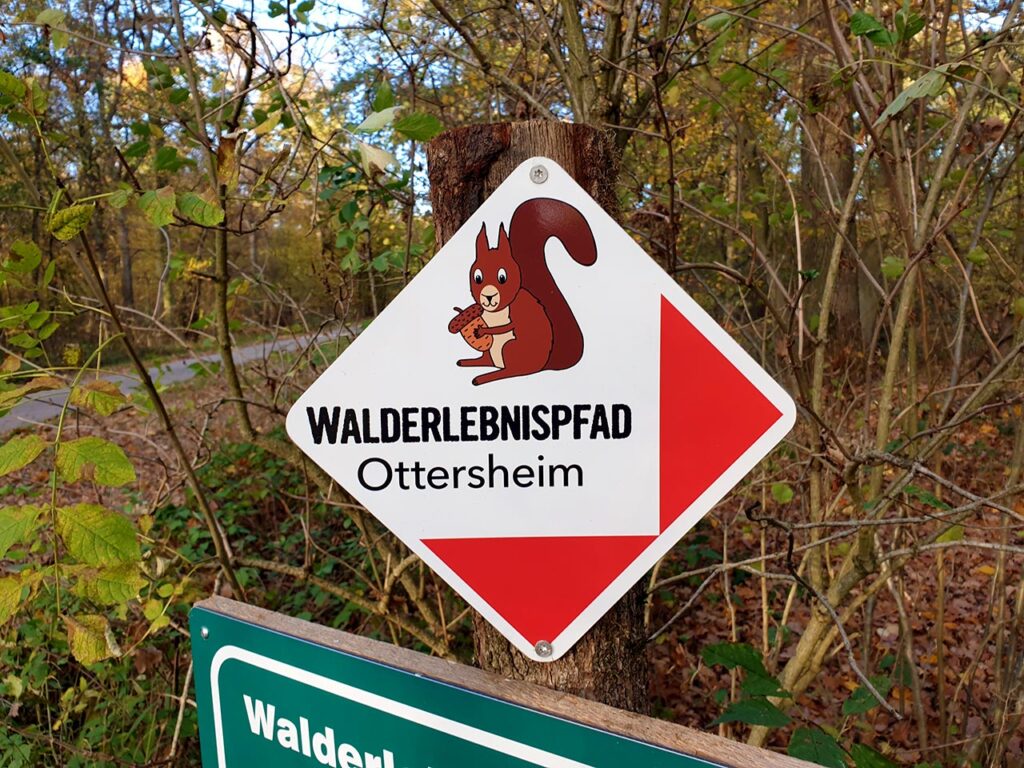 Wegweiser Walderlebnispfad Ottersheim in der Südpfalz
