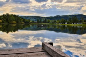 Die wundervollen Seen der Pfalz laden zum Camping und zu unvergesslich schönen Naturerlebnissen ein. - Foto: pixabay.de © designundfotoart CCO Public Domain