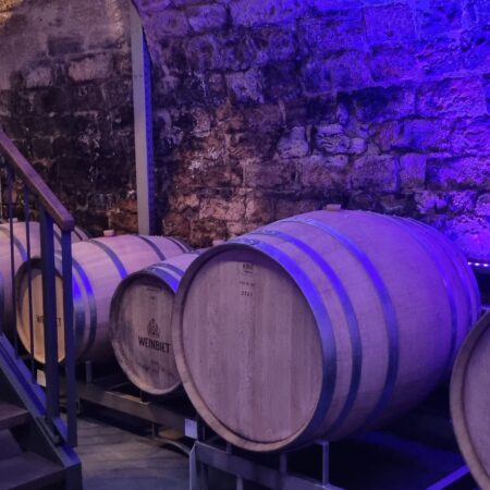 Weinfass im stimmungsvollen Weinkeller. Ist alkoholfreier Wein normaler Wein?