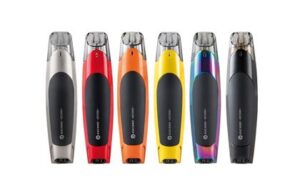 Sechs bunte Pod-E-Zigaretten nebeneinander in Farbtönen Silber, Rot, Orange, Gelb, Regenbogen und Schwarz auf weißem Hintergrund.